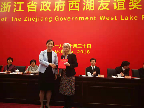 王文序副省长为我院何丽莎教授颁奖.png
